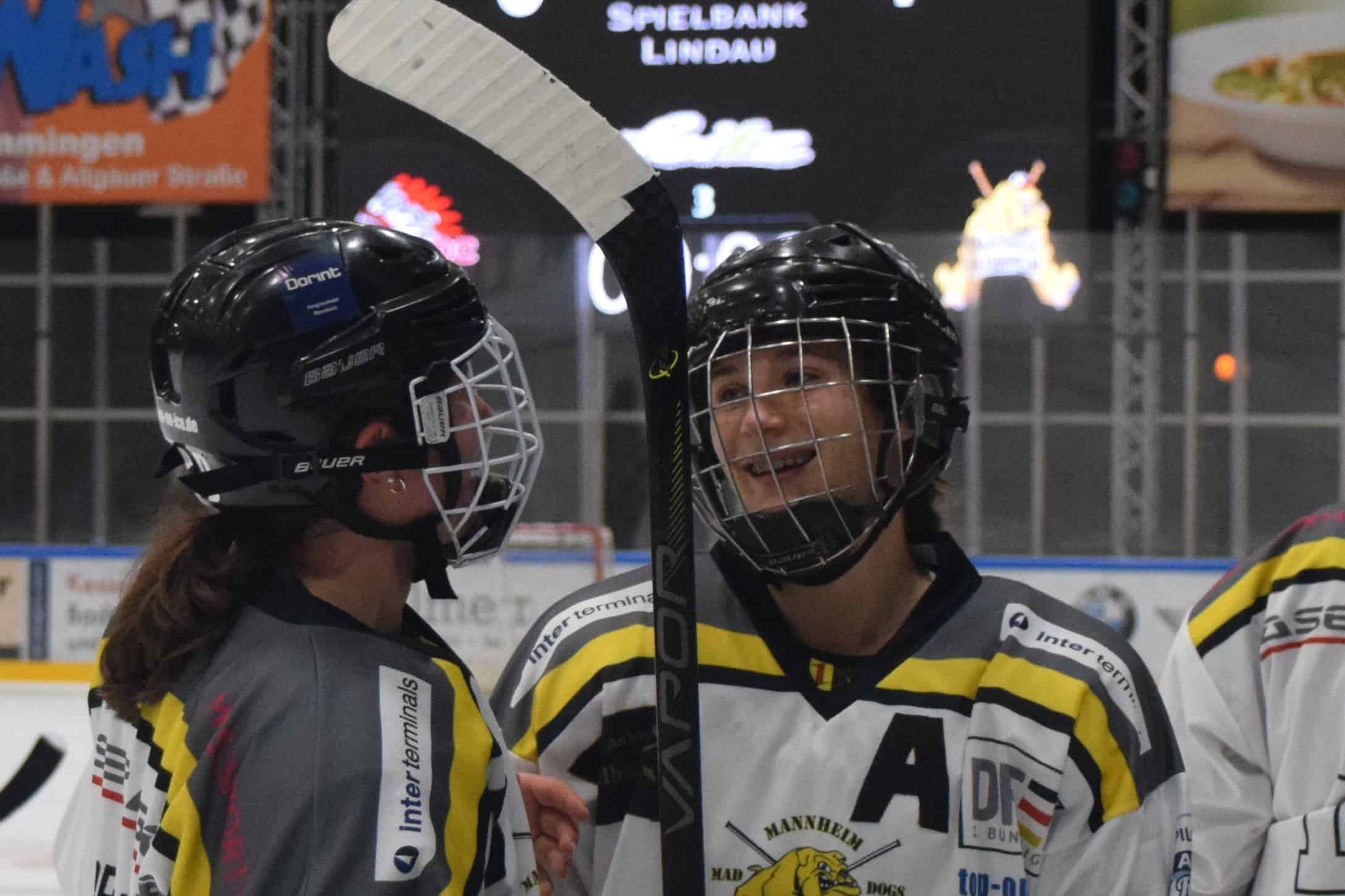 Tara Schmitz in Eishockey Ausrüstung auf dem Eis